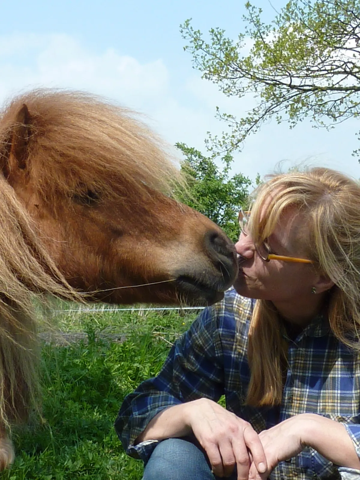 Katharina Winterkamp gibt einem Pony einen Kuss